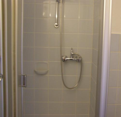 łazienka z prysznicem z głowicą prysznicową w obiekcie Apartment Bexor D19 w Hanowerze