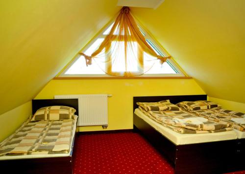Ένα ή περισσότερα κρεβάτια σε δωμάτιο στο Rezydencja Lux