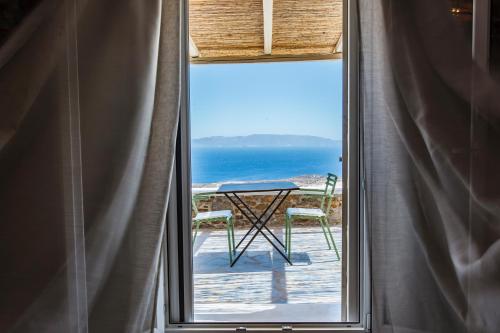 uma vista para o oceano a partir de uma janela em Vathisthea em Kythnos