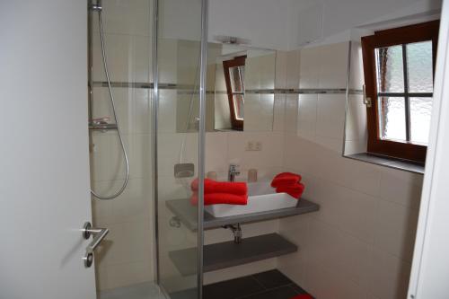 Een badkamer bij Appart Weisse Urlauben am Wolfgangsee