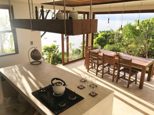 Casa con increible vista في مورو دي ساو باولو: مطبخ مع موقد وغرفة طعام