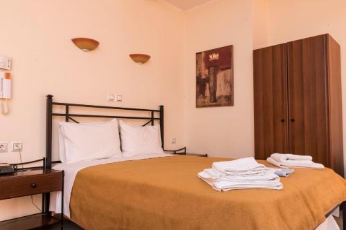 sypialnia z łóżkiem z dwoma ręcznikami w obiekcie Diana w mieście Makrakómi