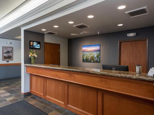 a bar in a waiting room at a hospital at Wood River Inn & Suite in Hailey