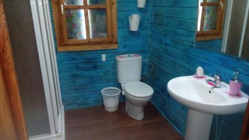 a bathroom with a toilet and a sink at Los Duendes in El Puerto de Santa María