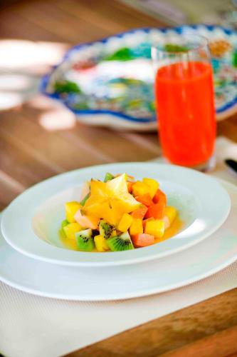 a plate of fruit and vegetables on a table at Casas del XVI in Santo Domingo