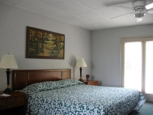 Voodi või voodid majutusasutuse Beaver Lake Lodge toas