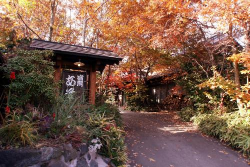 阿蘇市にある宿房あその看板のある庭へとつながる小道