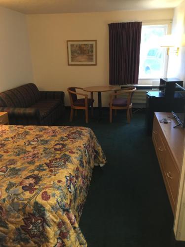 Postel nebo postele na pokoji v ubytování Economy Inn & Suites