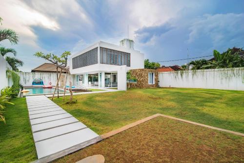 a house with a yard with a pool at Villa Kamag Seminyak in Seminyak