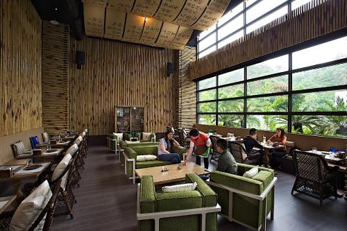 um grupo de pessoas sentadas em mesas em um restaurante em The Gaya Hotel em Taitung City