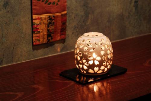 a vase sitting on top of a wooden table at 吉野荘湯川屋 Yoshinosou Yukawaya in Yoshino