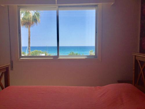 - une chambre avec une fenêtre donnant sur l'océan dans l'établissement Sea View Apartment, à Limassol