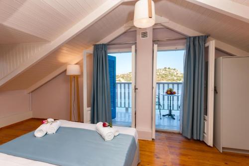 アイオス・ニコラオスにあるBlue Sea Cottageのベッドルーム1室(ベッド1台、大きな窓付)