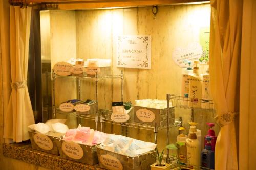 een opslag van zeep en andere producten op een plank bij Numazu Grand Hotel in Numazu