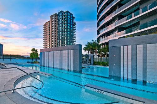 Bazén v ubytování Oracle Resort Broadbeach - gclr nebo v jeho okolí