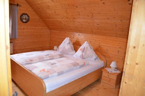 ein Schlafzimmer mit einem Bett in einem Blockhaus in der Unterkunft Ferienhaus Anna in Donnersbachwald