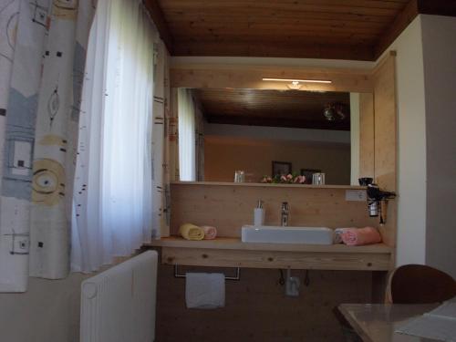 Ein Badezimmer in der Unterkunft Haus Rohregger