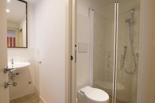 y baño con ducha, aseo y lavamanos. en Casa delle Ortensie, en Venecia