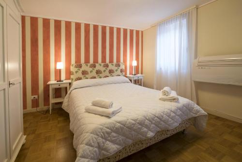 1 dormitorio con 1 cama con toallas en Casa delle Ortensie, en Venecia