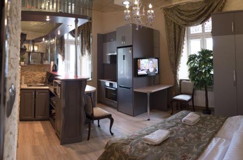 ジェシュフにあるThe Center Apartmentsのベッドルーム1室(ベッド1台付)、キッチン(デスク付)