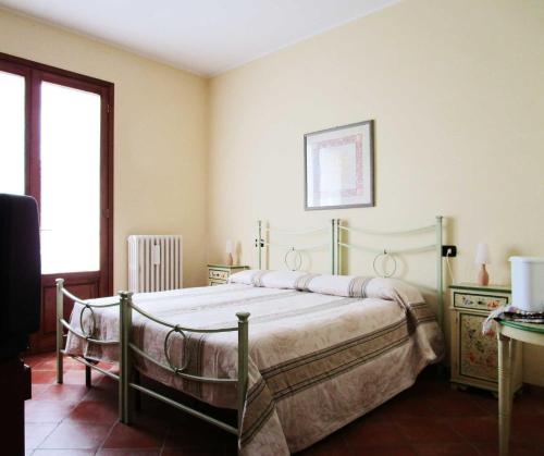 1 dormitorio con 1 cama grande en una habitación en Casale del Vacanziere en Certaldo