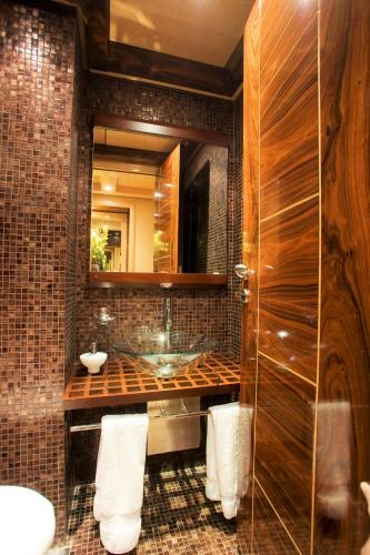 Kopalnica v nastanitvi Lahoya Suites