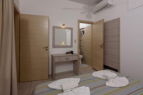 Ett badrum på Nikos Hotel