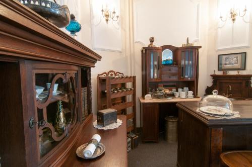 クリニツァ・ズドルイにあるCzerwony Dwórの木製家具と棚付きカウンターが備わる客室です。