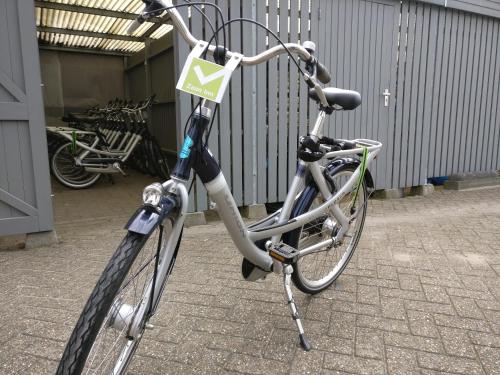 ein Fahrrad parkt in einem Gebäude mit einem Schild darauf in der Unterkunft Best Western Zaan Inn in Zaandam