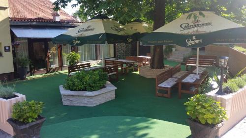 Κήπος έξω από το Guest House Grgin Dol