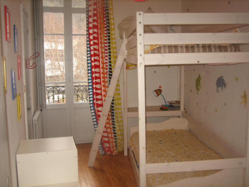 ルションにあるLes choucasの二段ベッドとはしご付きの客室です。