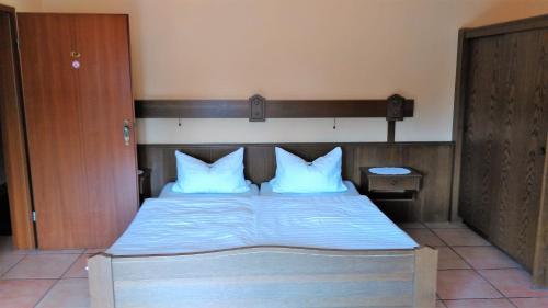 Giường trong phòng chung tại Landhaus im kühlen Grunde Garni