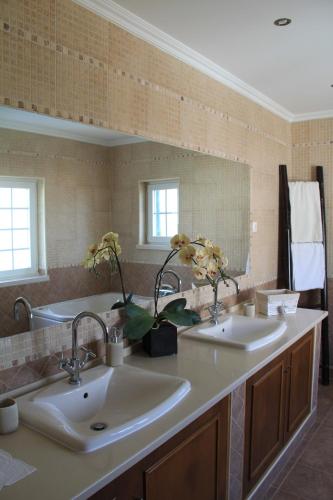 Phòng tắm tại Spacious Villa in Azeitão (with private pool)