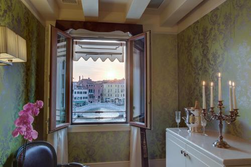 a room with a window with a view of a bridge at Hotel Moresco in Venice
