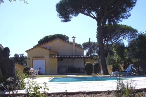 une maison avec une piscine devant dans l'établissement Les Grillons, à Sainte-Maxime
