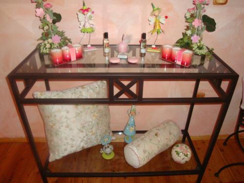 a table with some candles and some pink candles at Romantik-Villa LebensART in Reichenfels