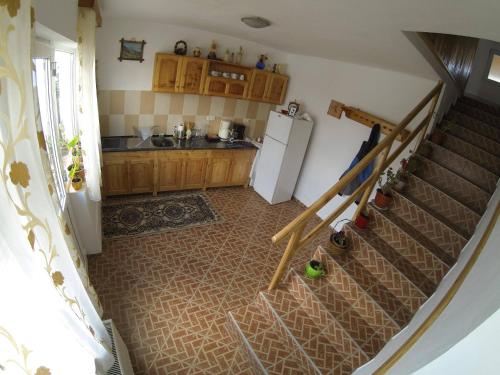 a kitchen with a staircase and a refrigerator at Simon House in Şimon