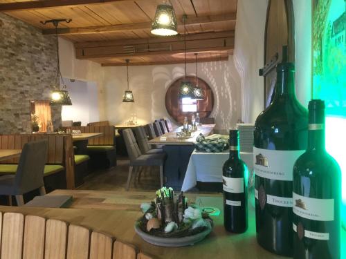 キルヒハイム・ウンター・テックにあるヴュルテンベルギッシャー ホフのレストランのテーブルに座ったワイン2本