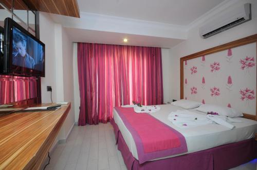 Tempat tidur dalam kamar di Cle Beach Boutique Hotel