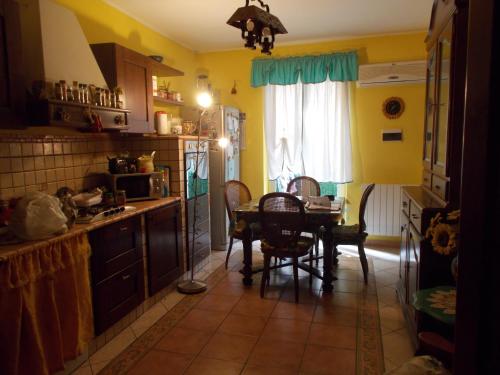 eine Küche mit einem Tisch und einem Esszimmer in der Unterkunft La Casa delle Lodole in Monreale