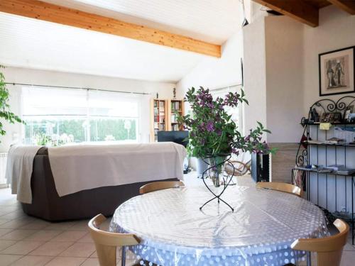 a dining room with a table and a bed at Calme et Nature, BA in Gujan-Mestras