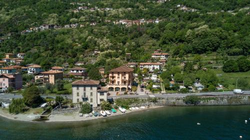 un'isola in acqua con case e una montagna di Hotel Sole a San Siro