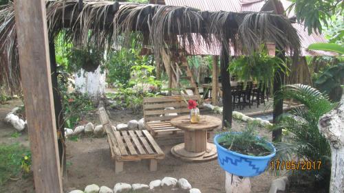 Un jardín fuera de Hostel Cattleya