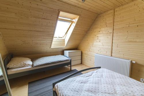 Habitación pequeña con cama y ventana en Domki na Pieknej en Niechorze