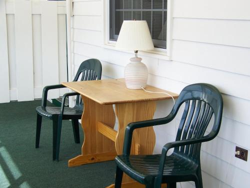 uma mesa com duas cadeiras e um candeeiro em Briarcliff Motel em North Conway