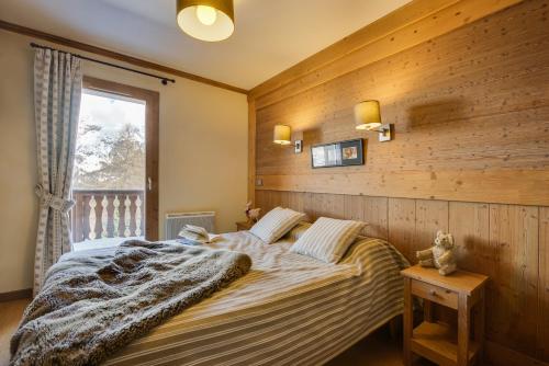 Tempat tidur dalam kamar di CGH Résidences & Spas Le Ruitor