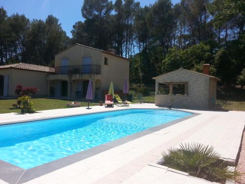 une piscine devant une maison dans l'établissement Chambres d'hôtes Mille et une nuits en Provence, à Lorgues