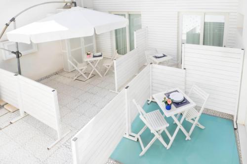 an overhead view of a patio with chairs and a table at siciliacasevacanze - Marina Domus in Marina di Ragusa