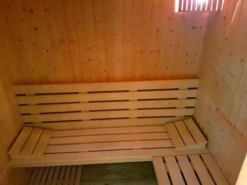 een houten bank in een sauna bij Maison Matan in Houdremont