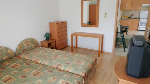 ハイドゥソボスローにあるGareza Apartmanのベッドルーム1室(ベッド1台、ドレッサー付)、キッチンが備わります。